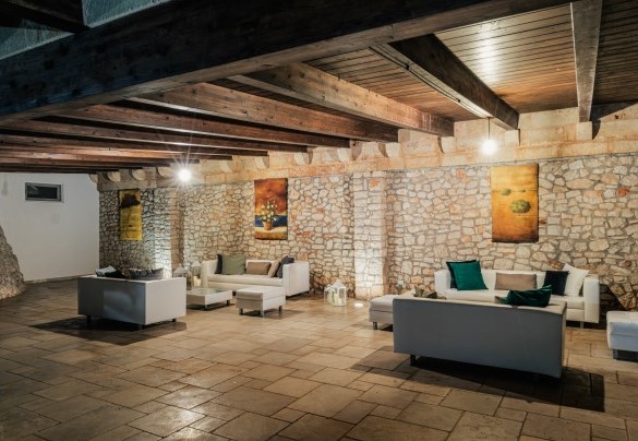 The large porch is ideal for enjoying moments of pure relaxation - Villa Manco