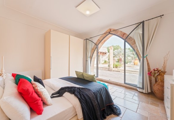Double bedroom no. 4 with en suite bathroom and view of the park and pool   - Villa Manco