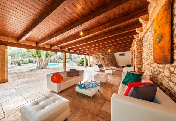 The porch enjoys a charming view of the pool - Villa Manco