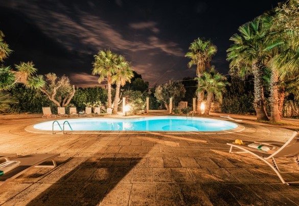The beautiful pool set in the heart of the park - Villa Manco