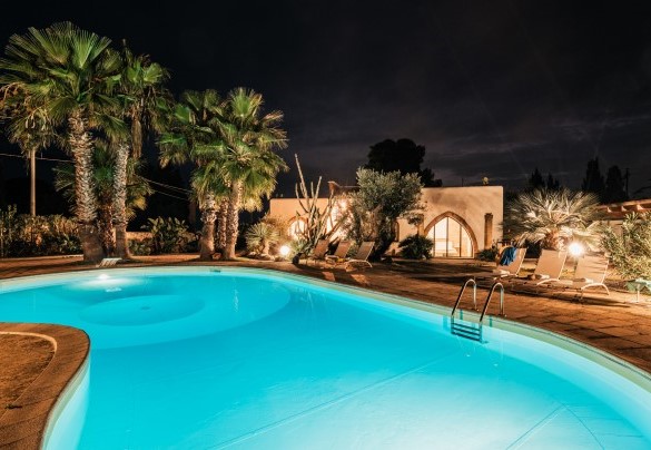 The charming evening lighting of the pool - Villa Manco