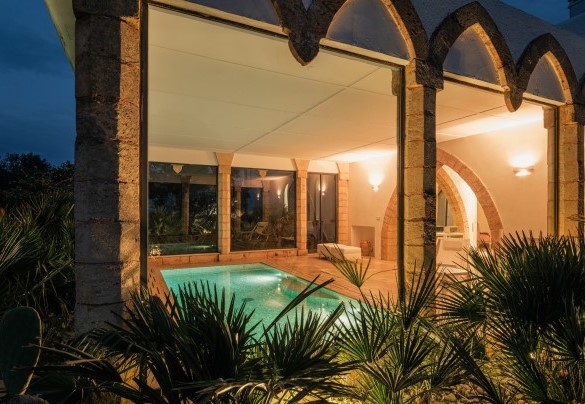 The indoor pool is equipped with a hot tub - Villa Manco