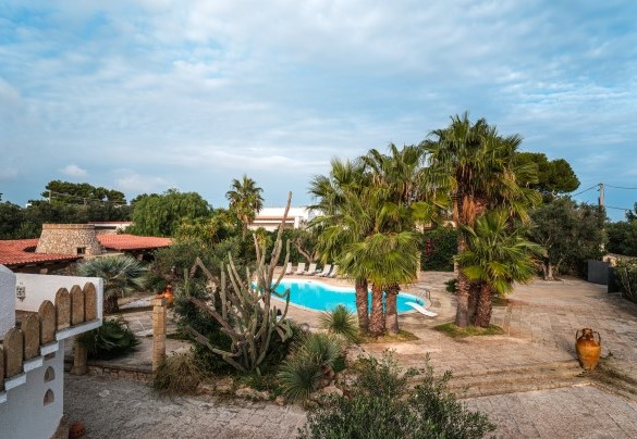 The fully fenced outdoor garden extends over approximately 3000 sqm - Villa Manco