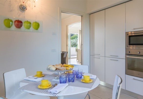 The equipped kitchen wall - VILLA MANDARA 