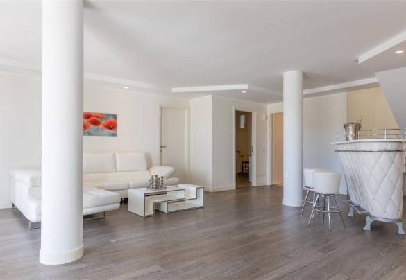 The hall N° 2 near swimming pool - VILLA MANDARA 