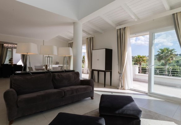 Hall N° 1 overllooks a beautiful terrace - VILLA MANDARA