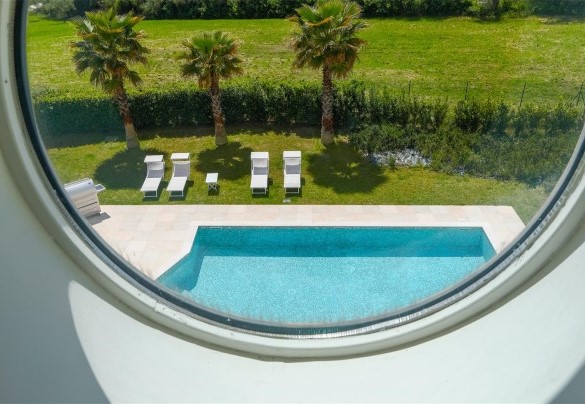 Palms surround pool - VILLA MANDARA 