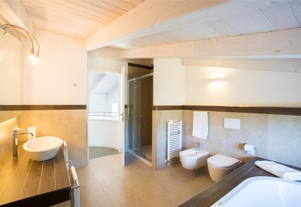Bathroom "en suite" in master bedroom - VILLA MANDARA 
