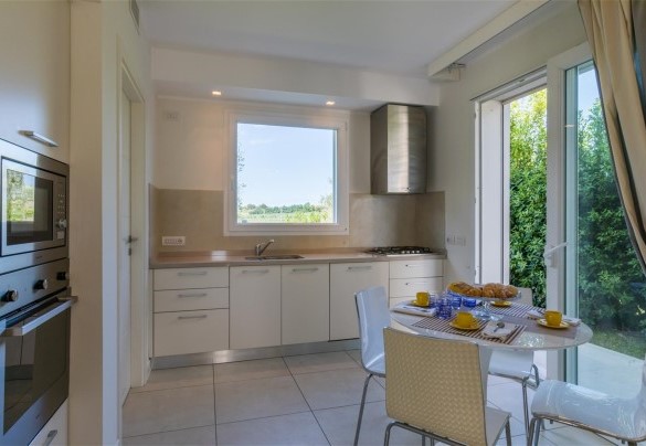 The kitchen overlooks the garden - VILLA MANDARA