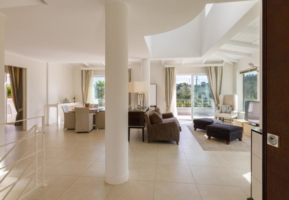 Entrance to hall N° 1 - VILLA MANDARA