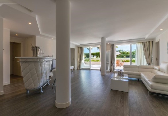 The hall N°2 near swimming pool - VILLA MANDARA 