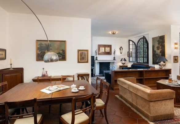 The large living room with dining area, TV corner with fireplace (ornamental) and a sitting area with access to the veranda via French windows - Villa Manganelli