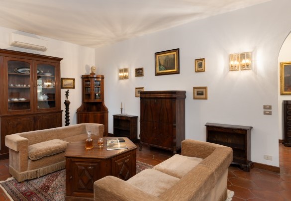 The large living room with dining area, TV corner with fireplace (ornamental) and a sitting area with access to the veranda via French windows - Villa Manganelli