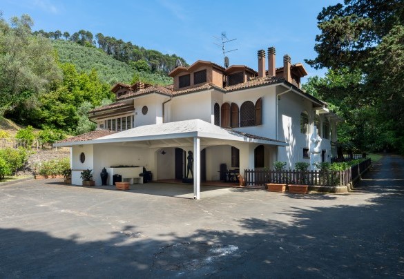 From the entrance gate, a drive leads to the portico which gives access to the basement floor – Villa Manganelli