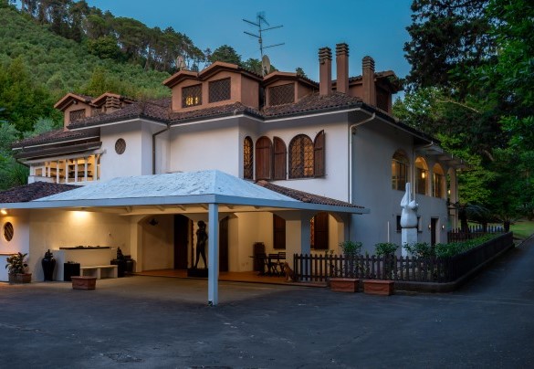 From the entrance gate, a drive leads to the portico which gives access to the basement floor – Villa Manganelli