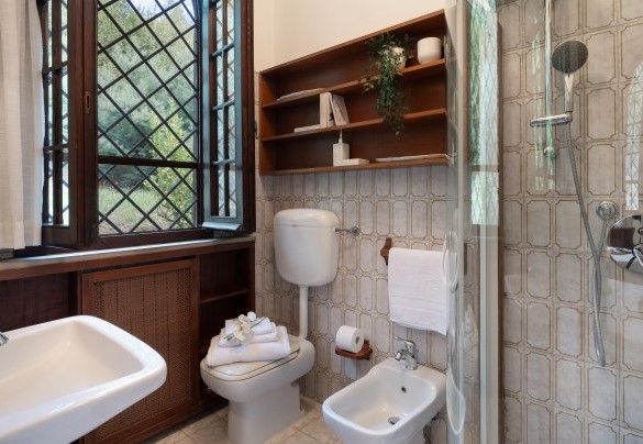 The ensuite bathroom with shower no. 4 on the ground floor - Villa Manganelli