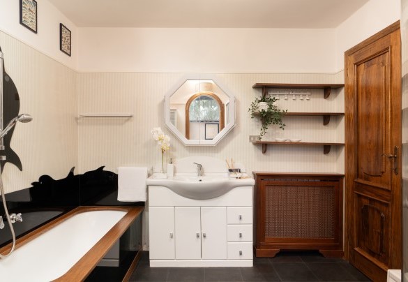 The bathroom with tub and shower no. 1 on the basement floor - Villa Manganelli
