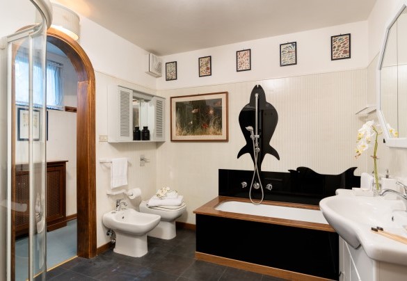 The bathroom with tub and shower no. 1 on the basement floor - Villa Manganelli