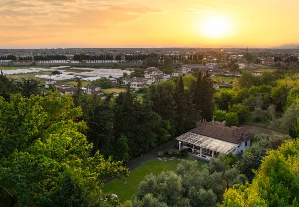 The villa guarantees absolute privacy but, at the same time, it allows guests to visit the most popular tourist destinations in Tuscany – Villa Manganelli