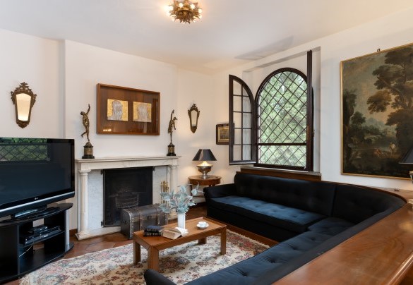The large living room with dining area, TV corner with fireplace (ornamental) and a sitting area with access to the veranda via French windows - Villa Manganelli