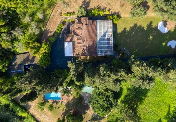 Located in a residential and naturalistic context, the villa guarantees absolute privacy – Villa Manganelli
