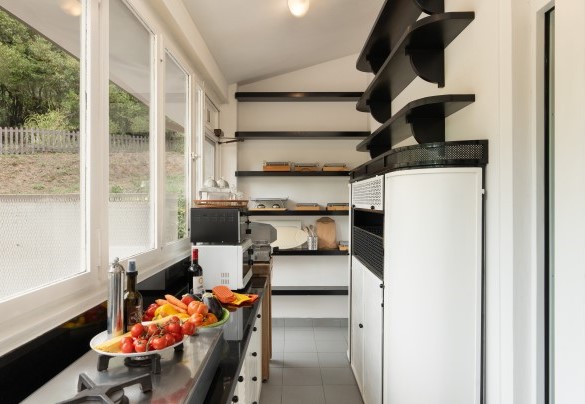 The external zone of the kitchen, completely closed by large windows overlooking the garden - Villa Manganelli