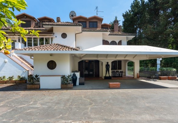 The portico which gives access to the basement floor – Villa Manganelli