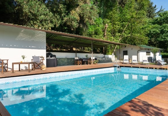 The rectangular pool, measuring 9.5 x 5 m with a constant depth of 1.30 m – Villa Manganelli