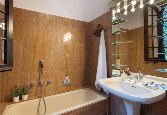 The bathroom with tub no. 3 on the ground floor - Villa Manganelli