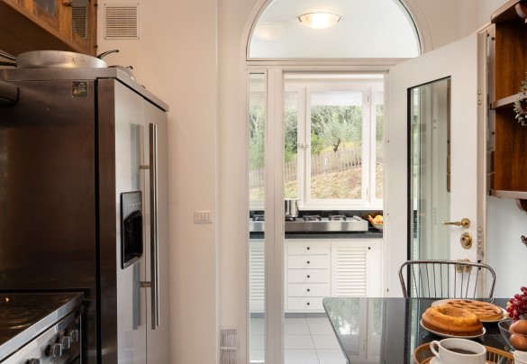 The kitchen which is structured in two zones: an internal one and an external one - Villa Manganelli