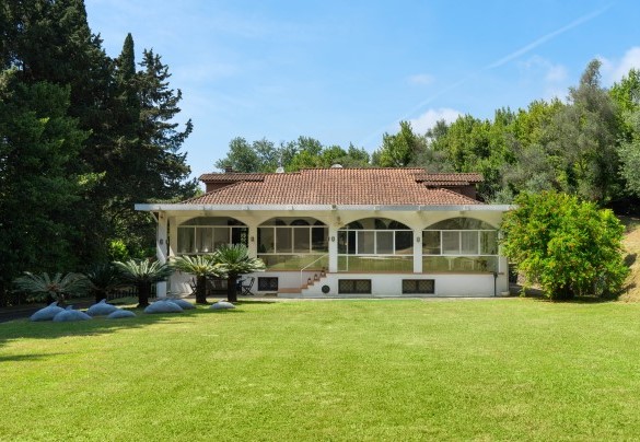 The villa nestled in the greenary – Villa Manganelli