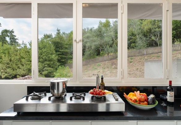 The external zone of the kitchen, completely closed by large windows overlooking the garden - Villa Manganelli