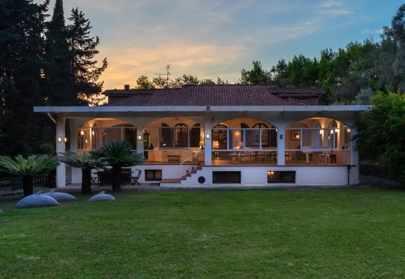 The pride of the property is the large veranda, a place flooded with light, enclosed by large windows – Villa Manganelli