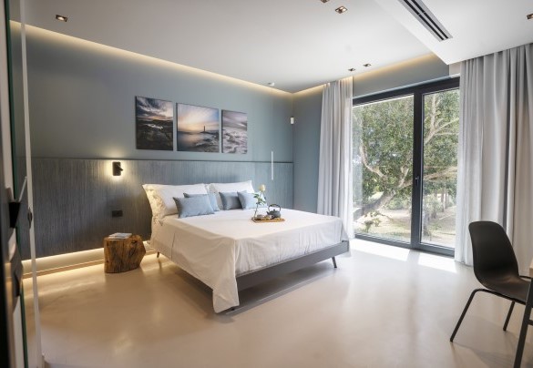 Double bedroom n.5 with ensuite bathroom n.6 with shower on first floor - Villa Maria Paradiso
