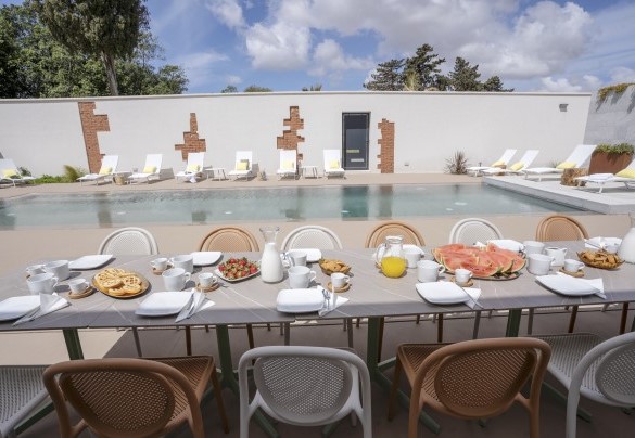 The dining table at the exit of the kitchen in the pool area - Villa Maria Paradiso