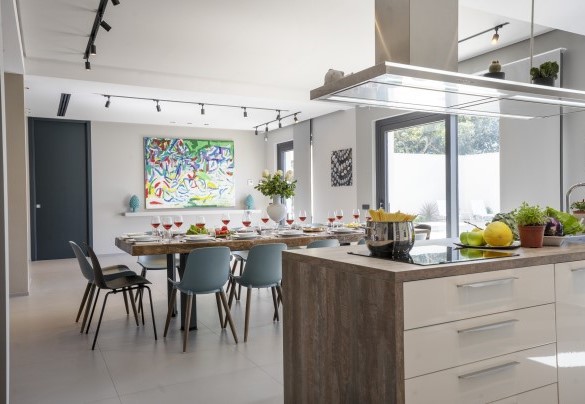 Open-plan living area with kitchen, sitting room and dining room - Villa Maria Paradiso