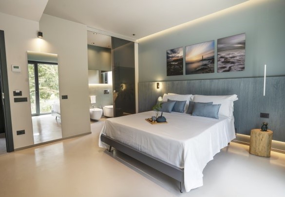 Double bedroom n.5 with ensuite bathroom n.6 with shower on first floor - Villa Maria Paradiso