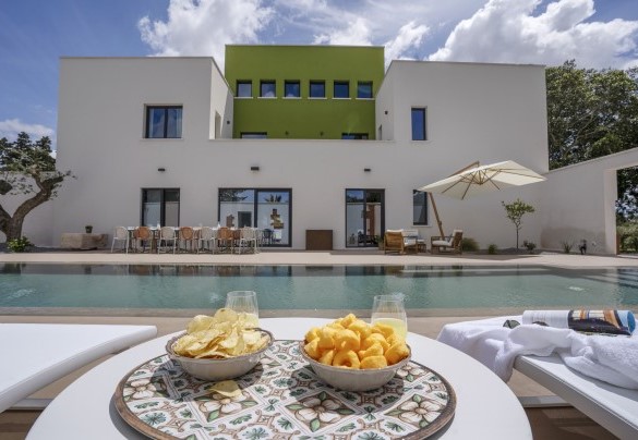 The rectangular pool measures 3.5 x 13.5 m with a constant depth of 1.40 m - Villa Maria Paradiso