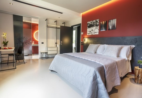Double bedroom n.4 with ensuite bathroom n.5 with shower on first floor - Villa Maria Paradiso