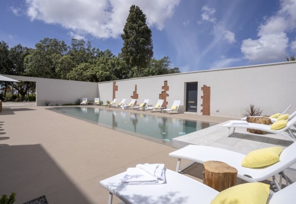 The infinity pool lies in the centre of the resin solarium in front of the baglio - Villa Maria Paradiso