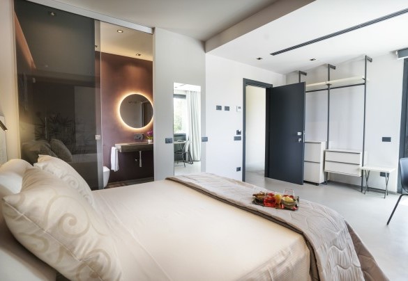 Double bedroom n.3 with ensuite bathroom n.4 with shower on first floor - Villa Maria Paradiso