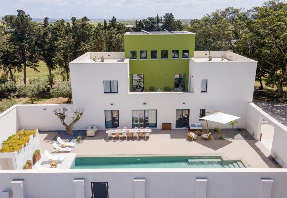 The villa's strategic position allows easy access to the pristine beaches of the coast - Villa Maria Paradiso