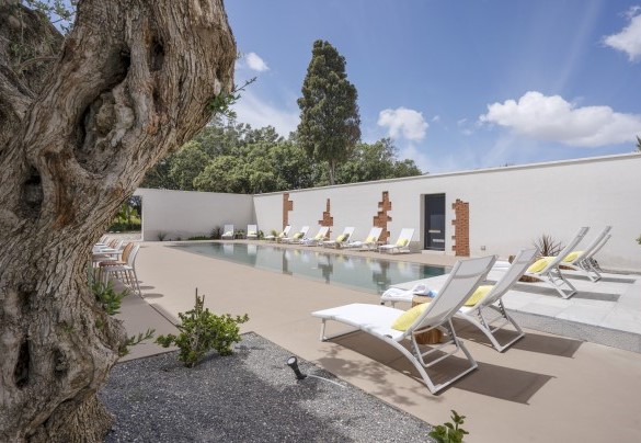 The infinity pool lies in the centre of the resin solarium in front of the baglio - Villa Maria Paradiso