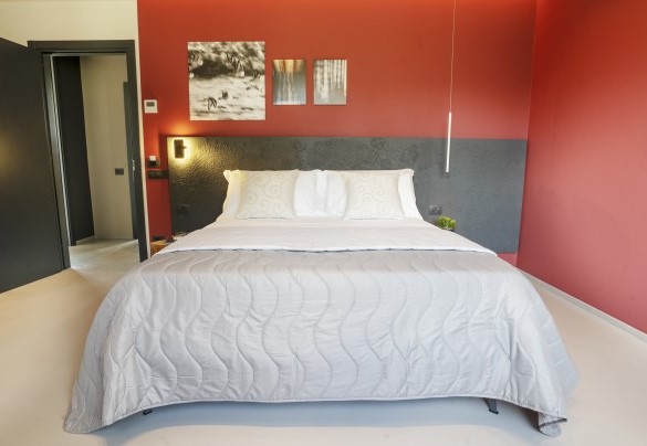 Double bedroom n.4 with ensuite bathroom n.5 with shower on first floor - Villa Maria Paradiso