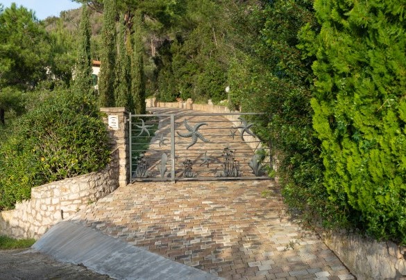  Il cancello d’ingresso, carrabile, con apertura manuale – Villa Meraviglia 