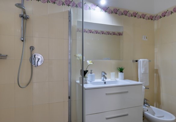  Il  bagno con doccia n. 1 al piano terra adiacente alla camera matrimoniale n. 1-  Villa Meraviglia 