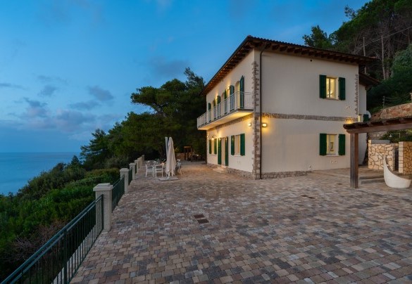  Gli esterni di sera -  Villa Meraviglia 