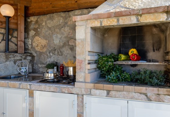 Cucina esterna in muratura,  accessoriata  – Villa Meraviglia 