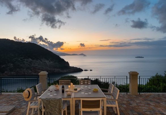  La zona pranzo davanti alla porta d’ingresso – Villa Meraviglia 