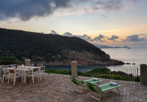 La terrazza illuminata – Villa Meraviglia 
